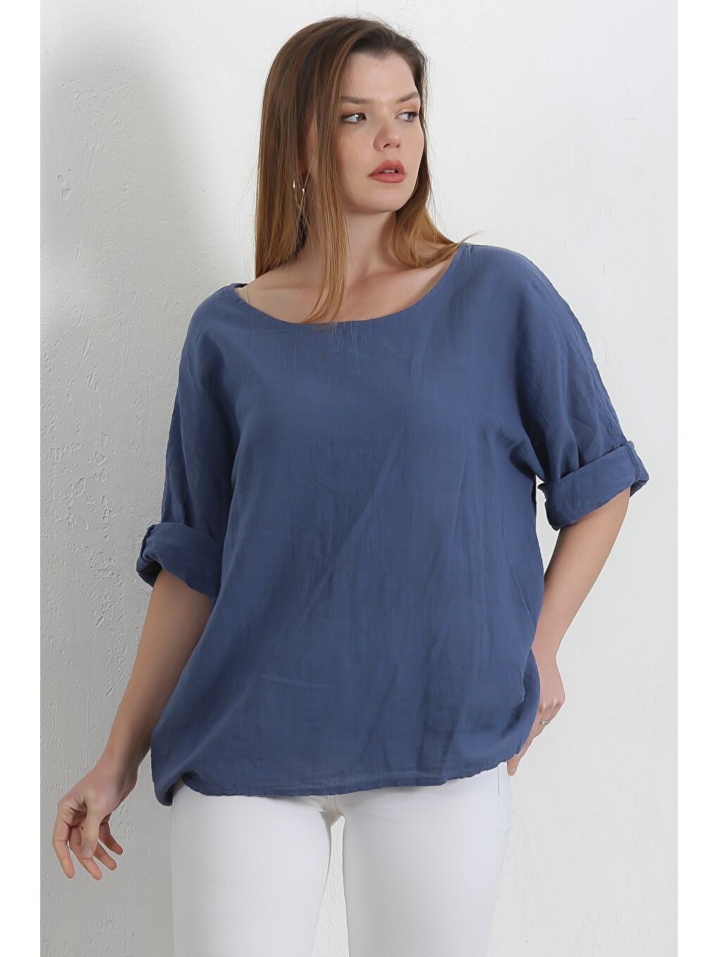 İtalyan Çelik Mavisi Havuz Yaka 3/4 Kol Casual Keten Karışımlı Dokuma Bluz