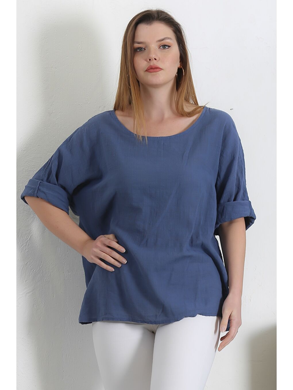 İtalyan Çelik Mavisi Havuz Yaka 3/4 Kol Casual Keten Karışımlı Dokuma Bluz-2