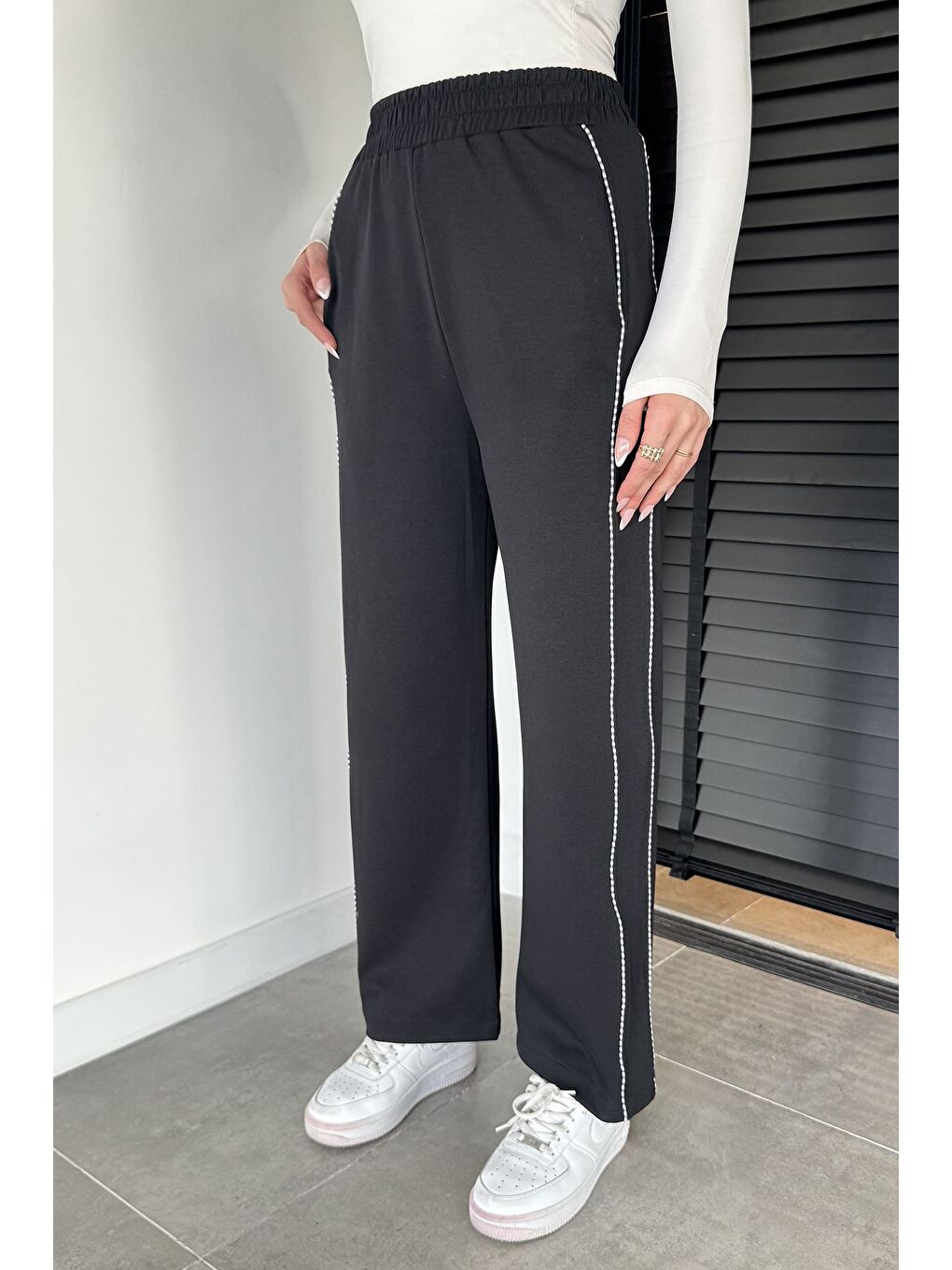 Siyah Kadın Bel Lastikli Yan Şerit Detaylı Pantolon