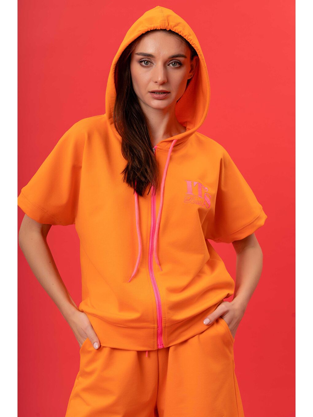 it's basic Turuncu Kadın Orange Renk Baskılı Kapüşonlu Fermuarlı Yarım Kol Sweatshirt