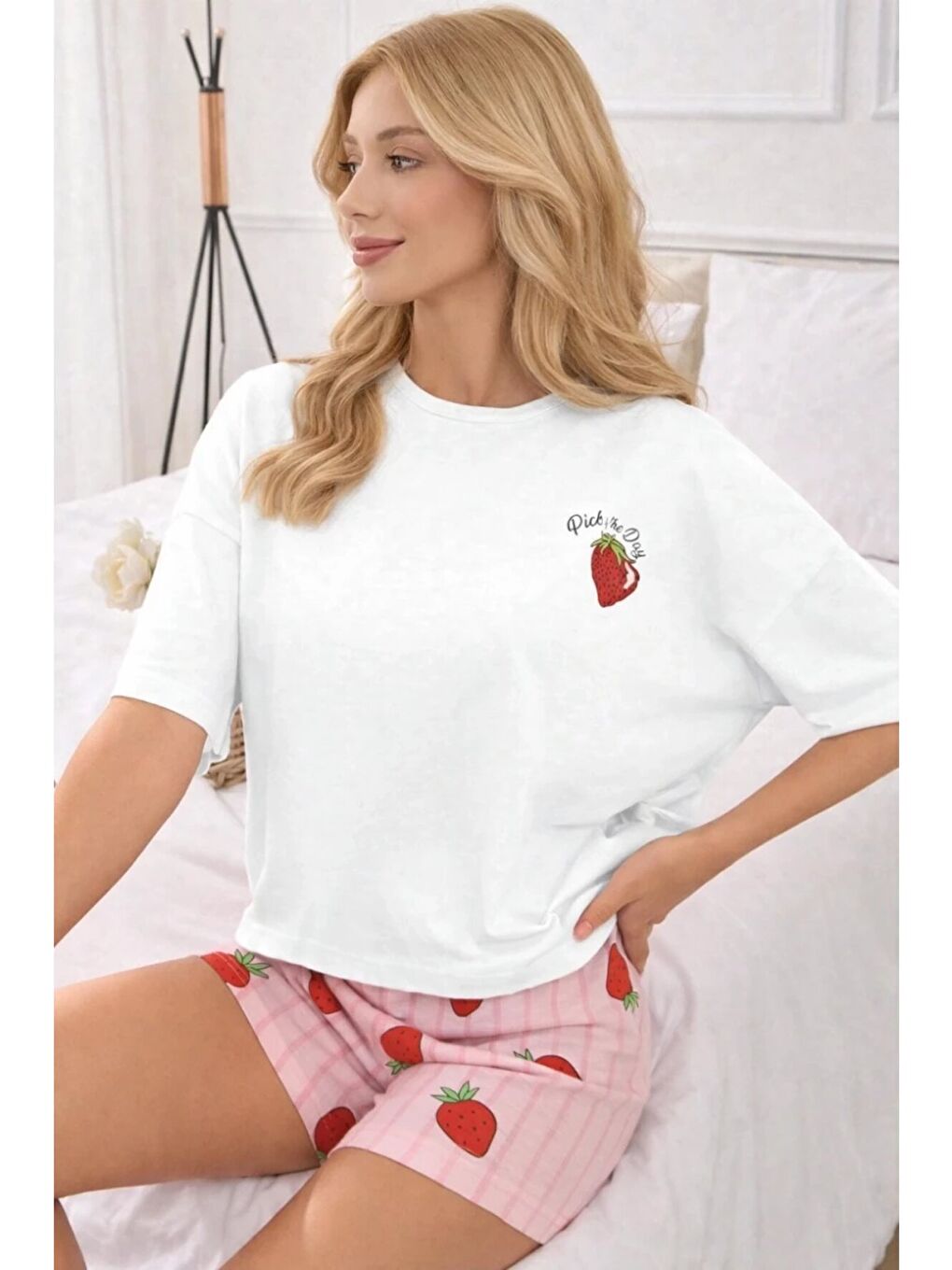 Çilek Desenli Şortlu Kadın Pijama Takımı – Beyaz/Pembe