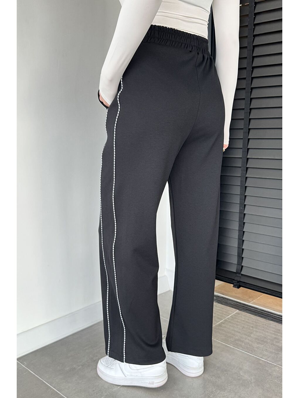 Siyah Kadın Bel Lastikli Yan Şerit Detaylı Pantolon-2