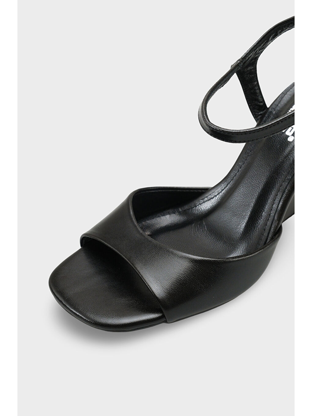 Siyah Fanni Hakiki Deri Astarlı Feta Dolgu Topuklu Bilekten Bantlı Kadın Ayakkabı-2