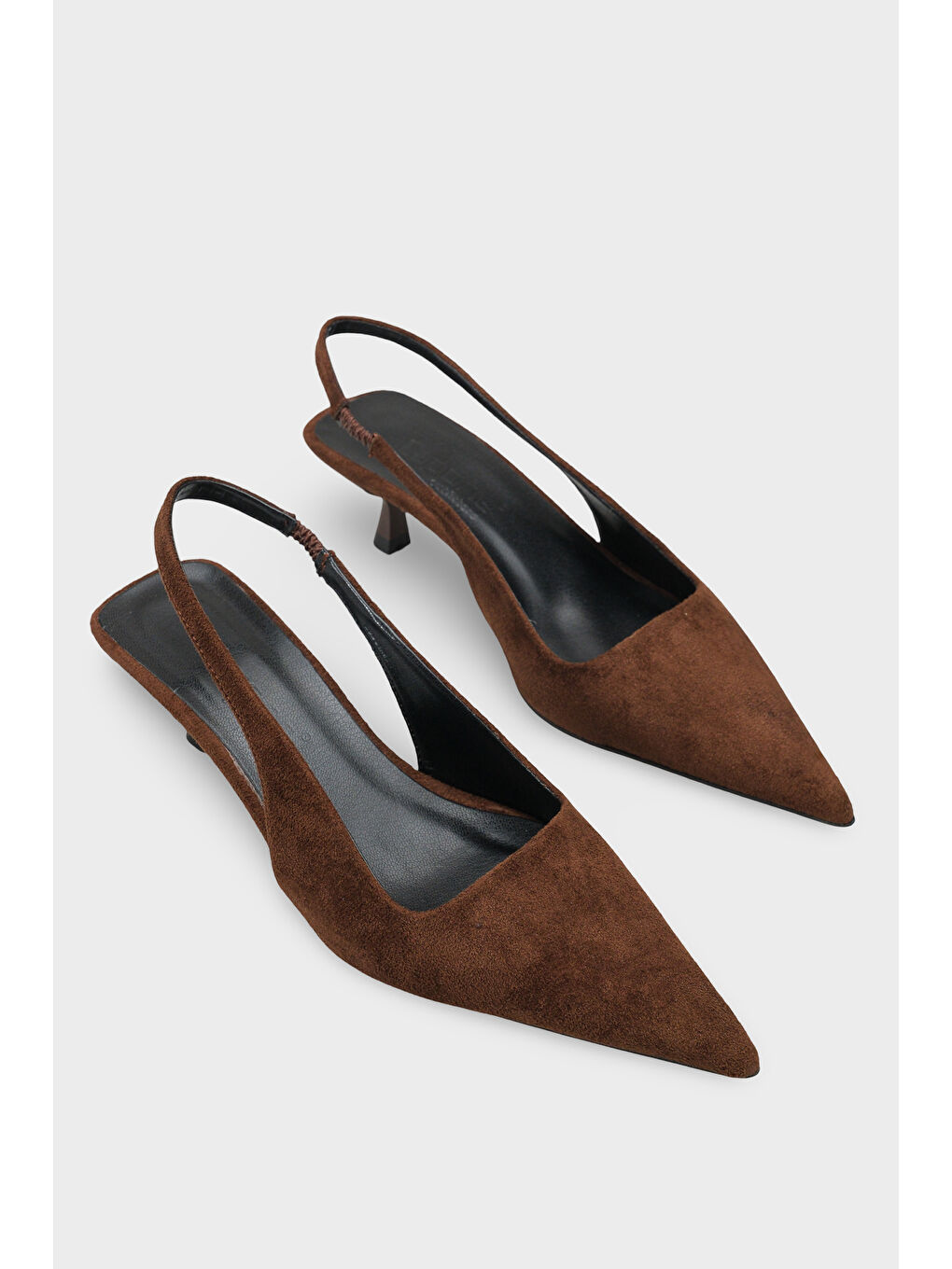 Kahverengi Lynett Sivri Burunlu Orta Topuklu Arkası Kare Arkadan Bantlı Kadın Ayakkabı-1