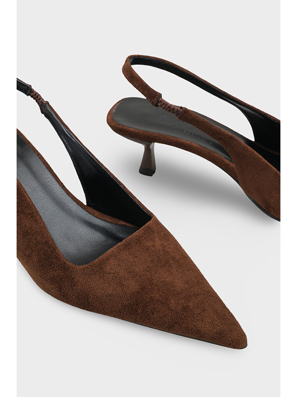 Kahverengi Lynett Sivri Burunlu Orta Topuklu Arkası Kare Arkadan Bantlı Kadın Ayakkabı-5