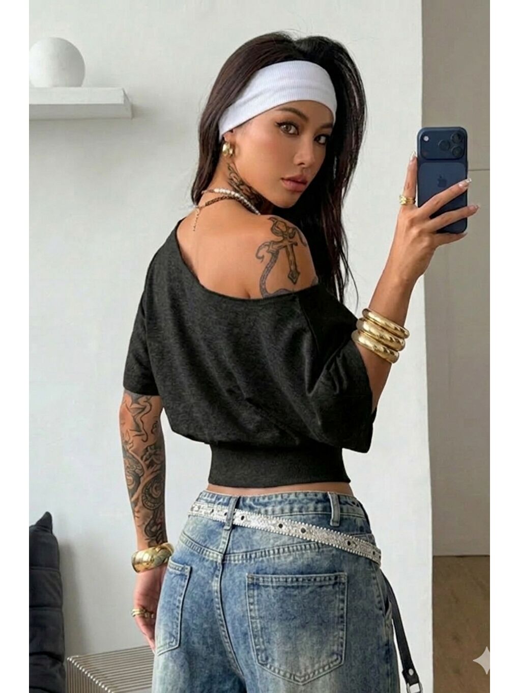 Siyah Kadın Beyaz Madon Yaka Beli Lastikli Crop Düşük Omuzlu Salaş Tişört-1