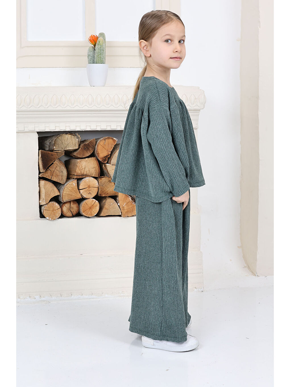 Kız Çocuk Haki Kız Çocuk Kare Yaka Armalı Bluz ve Salaş Pantolon Alt Üst Takım - 26815-3