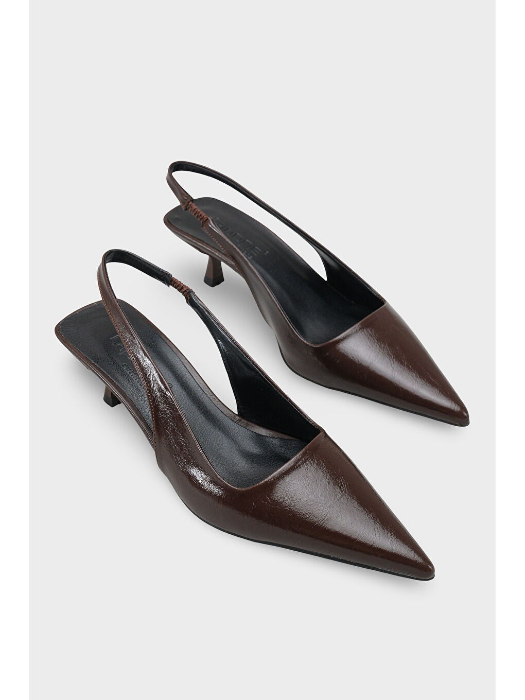 Kahverengi Lynett Sivri Burunlu Orta Topuklu Arkası Kare Arkadan Bantlı Kadın Ayakkabı-1