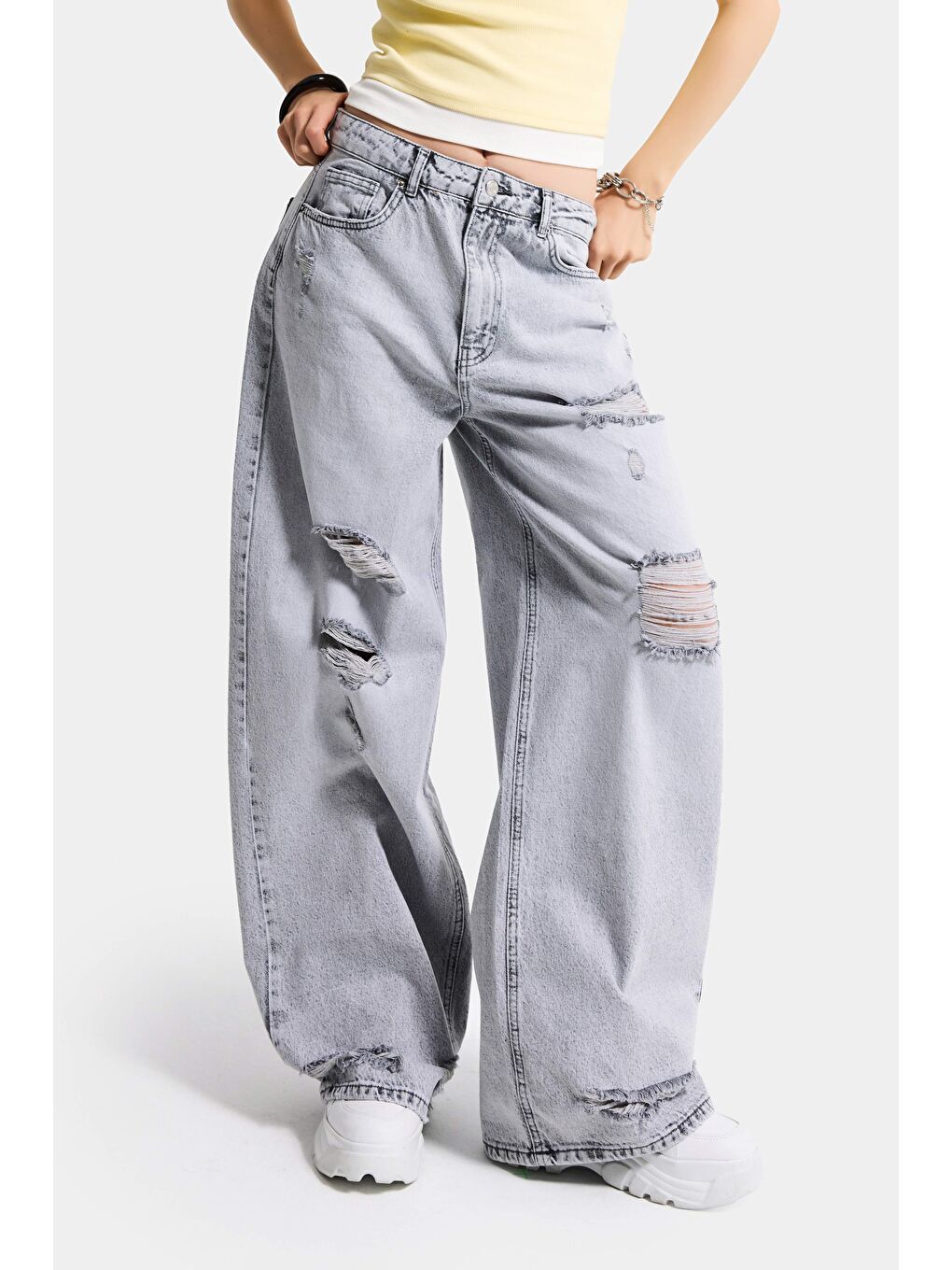 Kadın Gri 12s6-12 Süper Baggy Fit Yırtık ve Nakış Detaylı Özel Tasarım Denim Jean