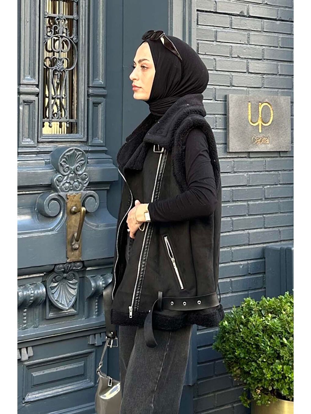 Kürk Detaylı Süet Yelek Siyah-1
