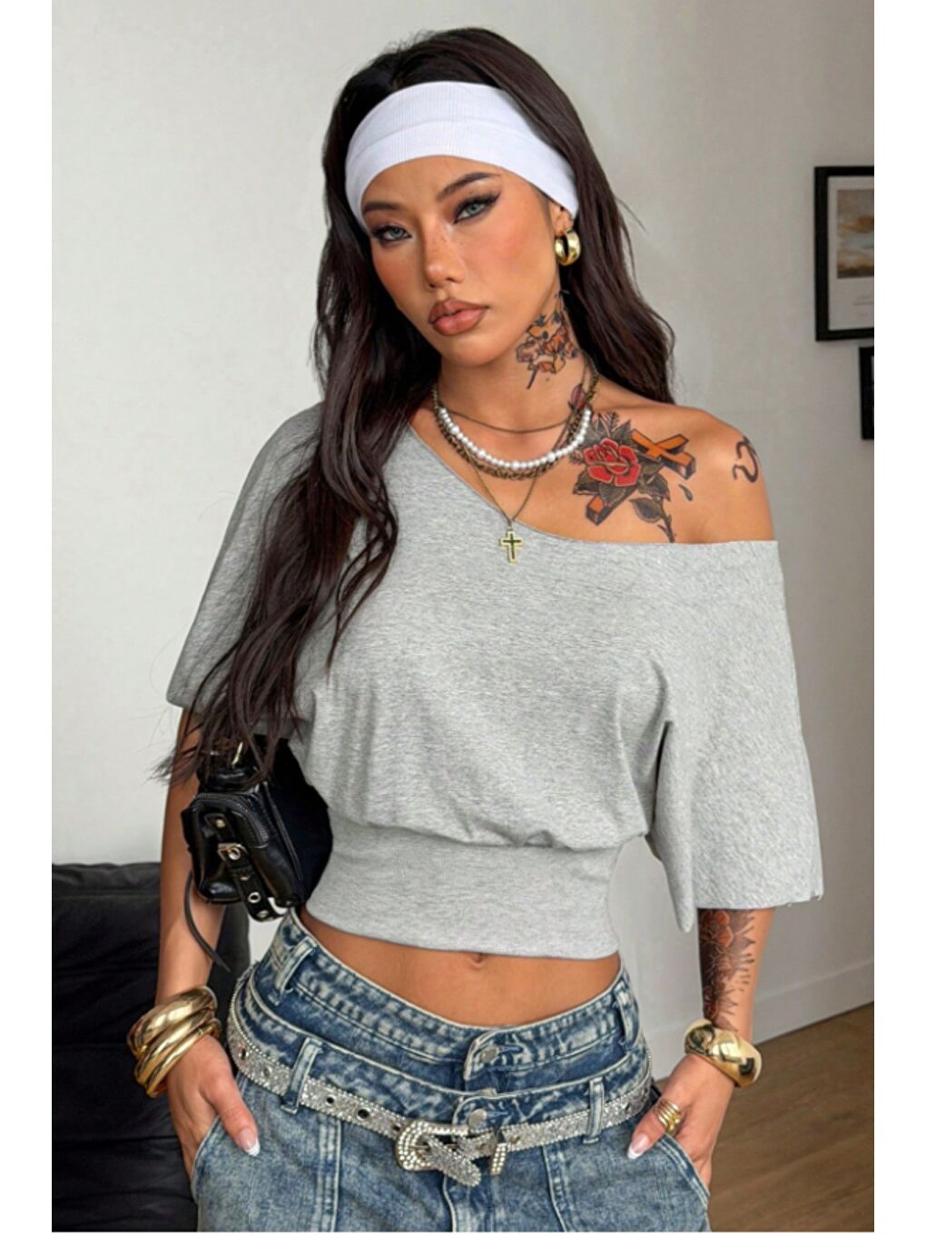 Gri Kadın Beyaz Madon Yaka Beli Lastikli Crop Düşük Omuzlu Salaş Tişört-1
