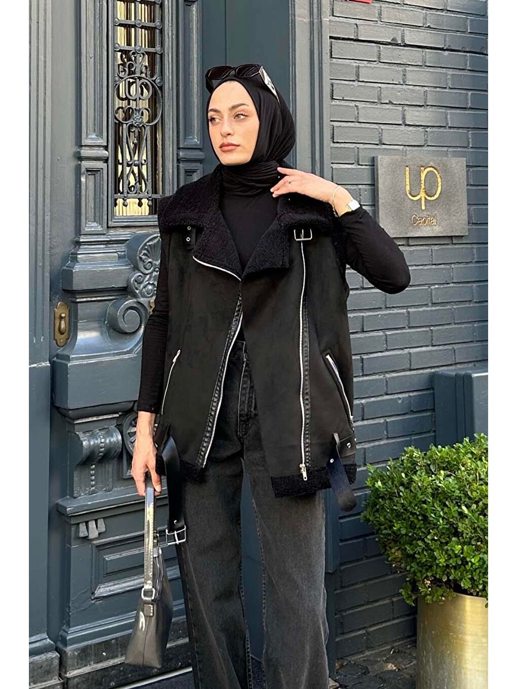 Kürk Detaylı Süet Yelek Siyah-3