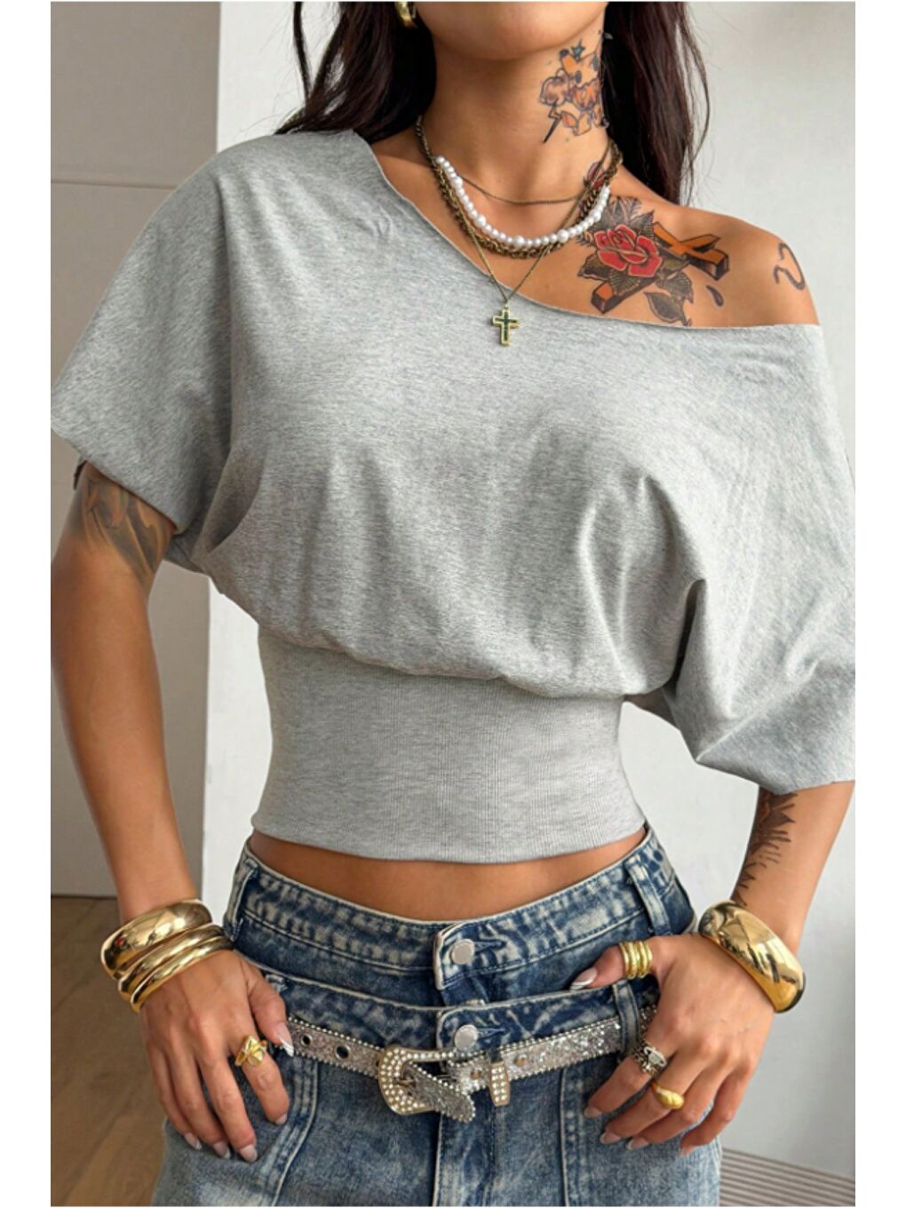 Gri Kadın Beyaz Madon Yaka Beli Lastikli Crop Düşük Omuzlu Salaş Tişört-3
