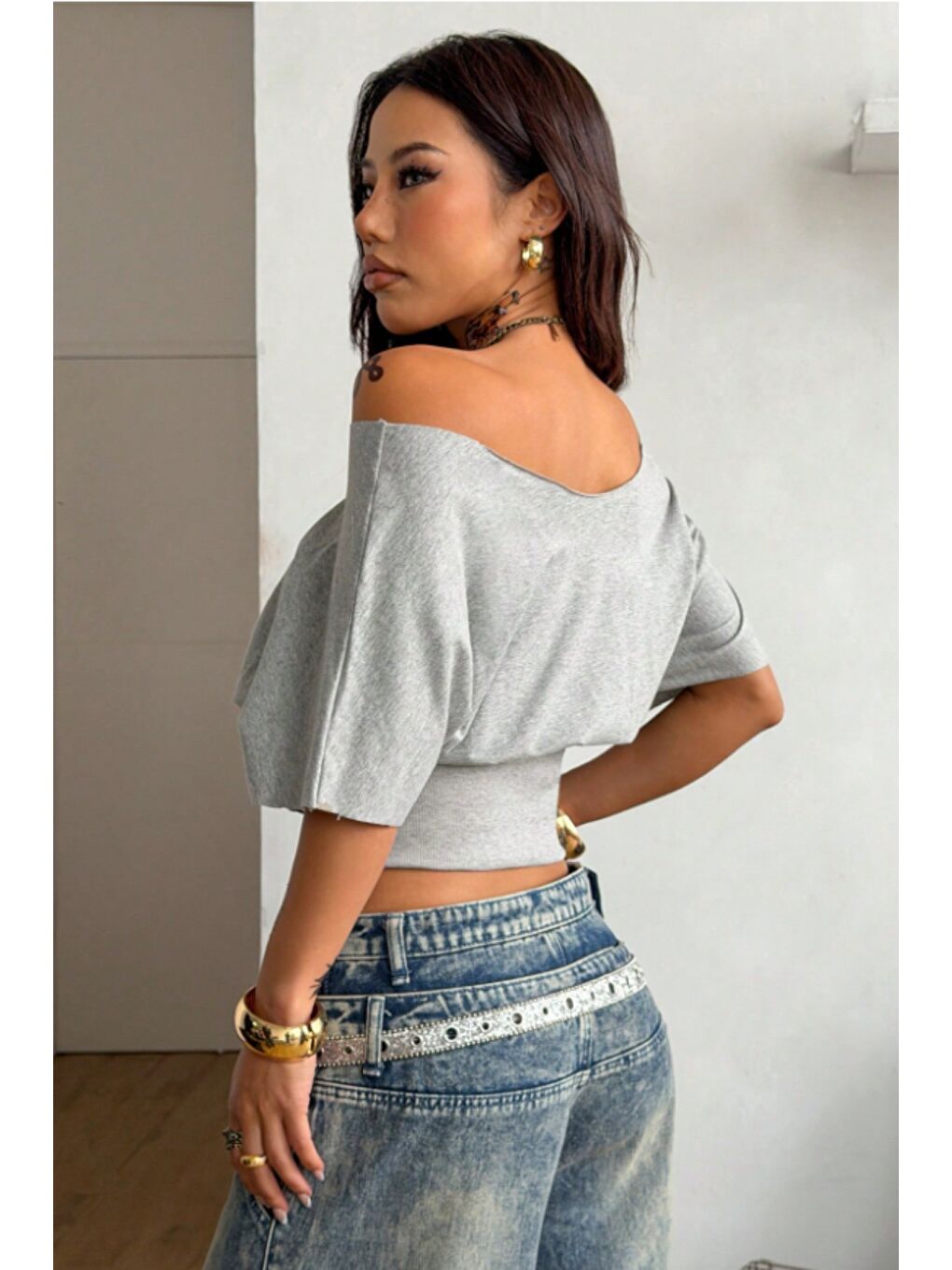 Gri Kadın Beyaz Madon Yaka Beli Lastikli Crop Düşük Omuzlu Salaş Tişört-4