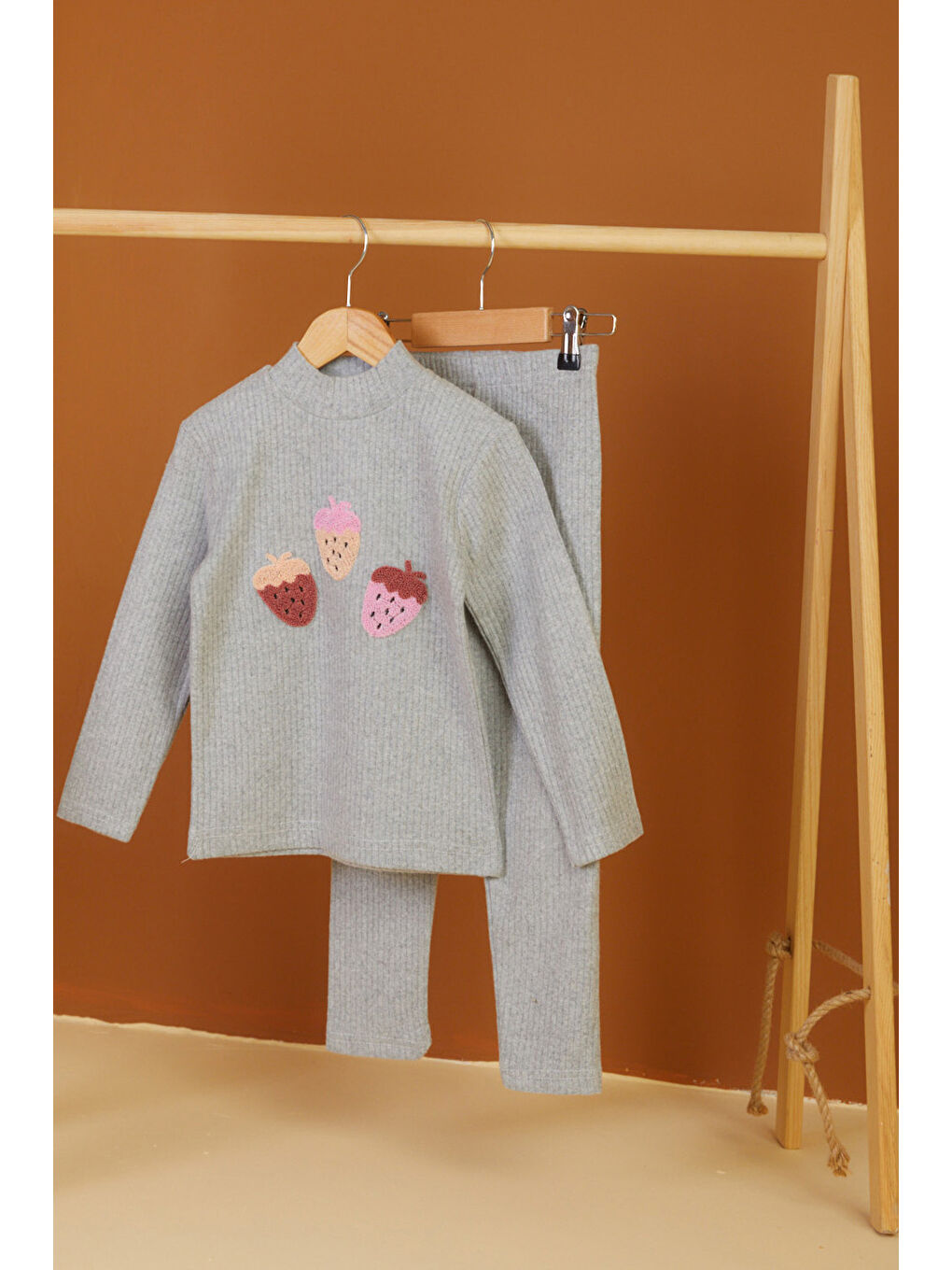Kız Çocuk Gri Çilek Nakışlı İkili Takım - 26552