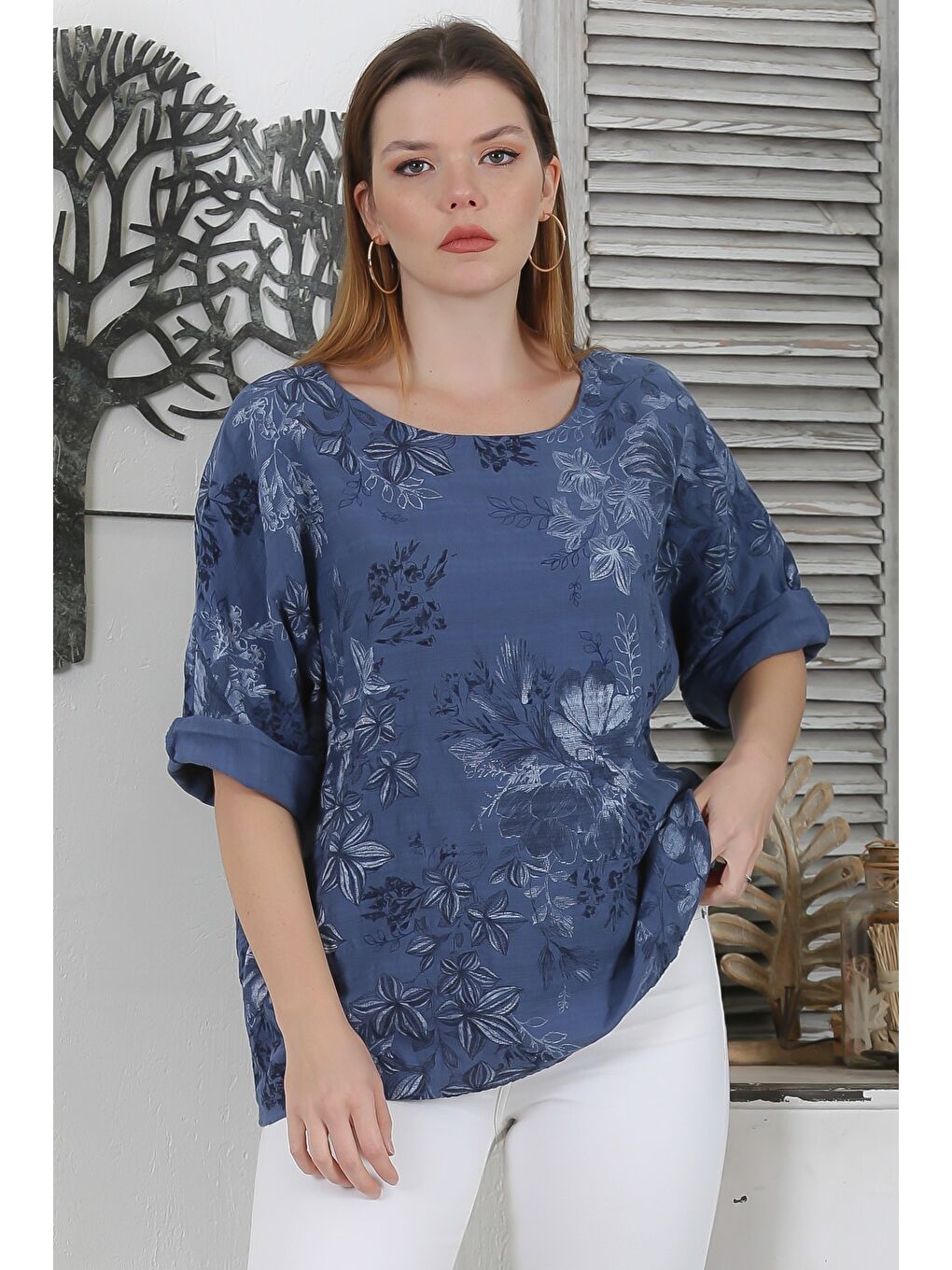 İtalyan Koyu Mavi Havuz Yaka 3/4 Kol Çiçekli Casual Keten Karışımlı Oversize Dokuma Bluz