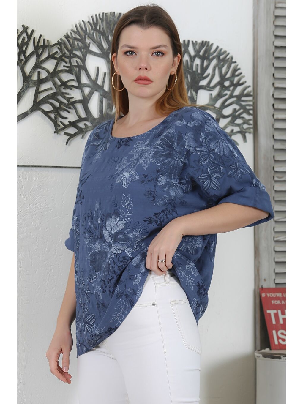 İtalyan Koyu Mavi Havuz Yaka 3/4 Kol Çiçekli Casual Keten Karışımlı Oversize Dokuma Bluz-1