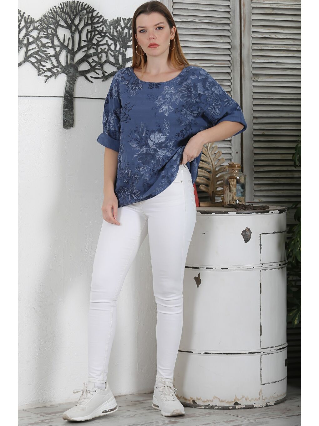 İtalyan Koyu Mavi Havuz Yaka 3/4 Kol Çiçekli Casual Keten Karışımlı Oversize Dokuma Bluz-2