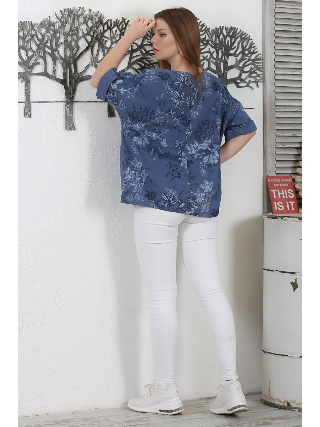 İtalyan Koyu Mavi Havuz Yaka 3/4 Kol Çiçekli Casual Keten Karışımlı Oversize Dokuma Bluz-5