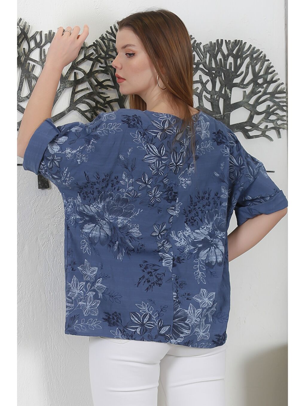 İtalyan Koyu Mavi Havuz Yaka 3/4 Kol Çiçekli Casual Keten Karışımlı Oversize Dokuma Bluz-6