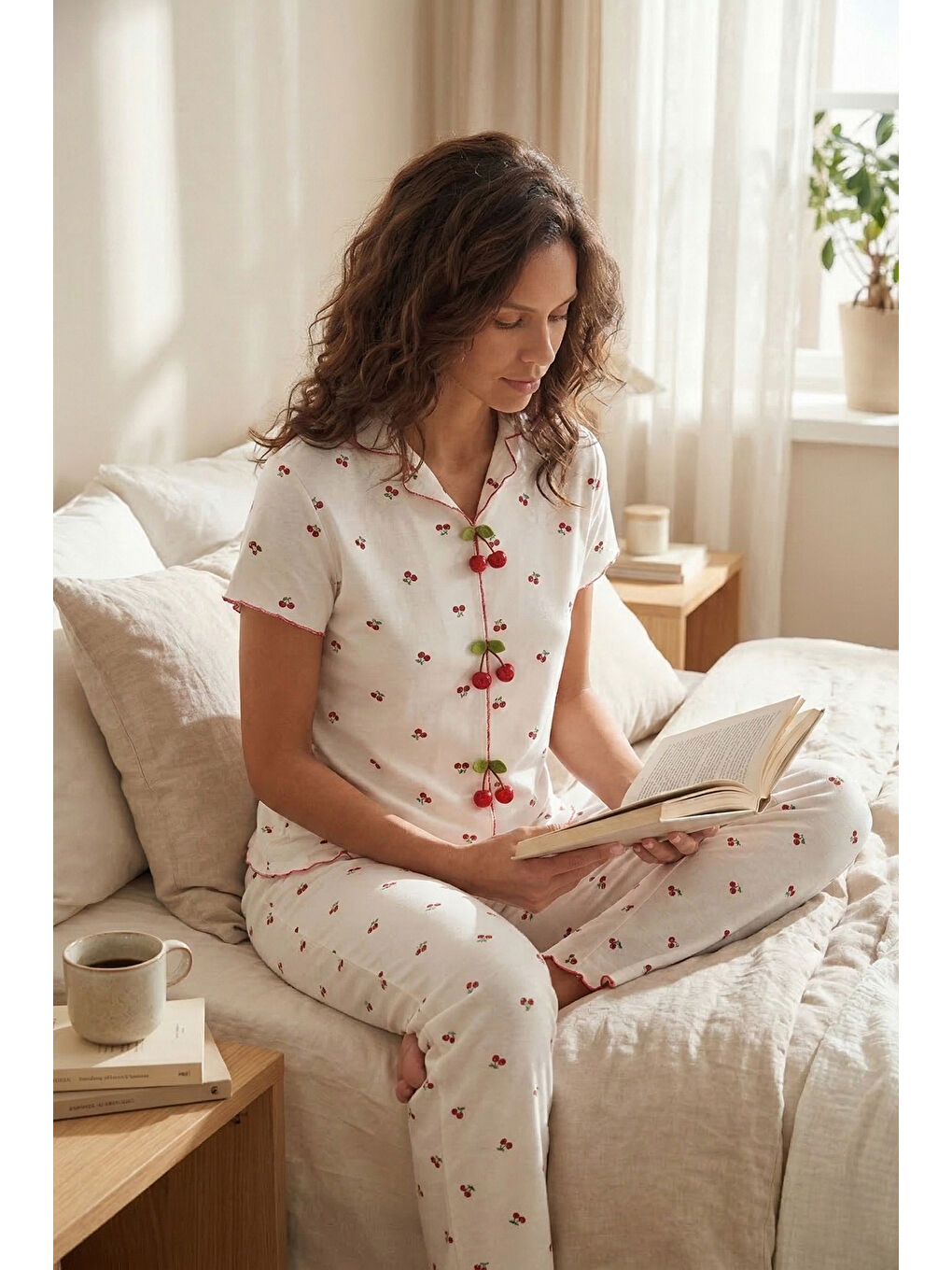 Beyaz Regular Fit Desenli V Yaka Kısa Kollu Pijama Takımı 65770836