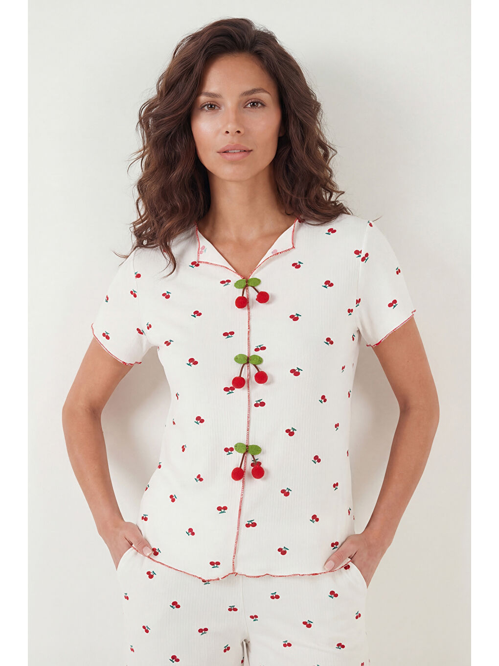 Beyaz Regular Fit Desenli V Yaka Kısa Kollu Pijama Takımı 65770836-2