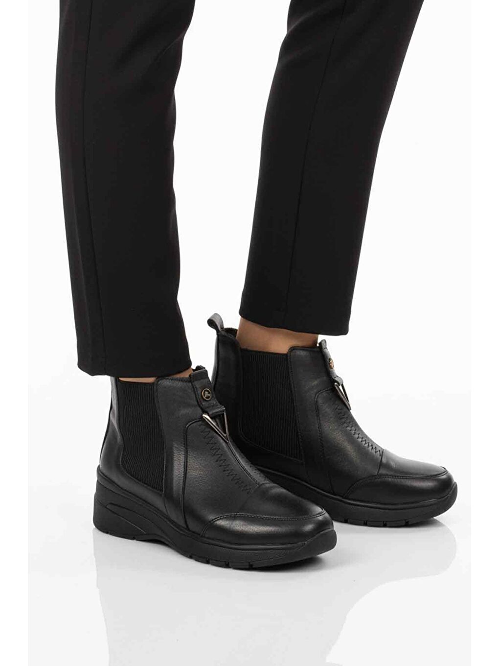 Siyah Hakiki Deri İçi Polarlı Darbe Emici Anatomik Kadın Bot 4153 Z