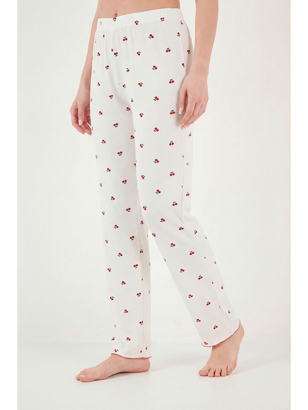 Beyaz Regular Fit Desenli V Yaka Kısa Kollu Pijama Takımı 65770836-3