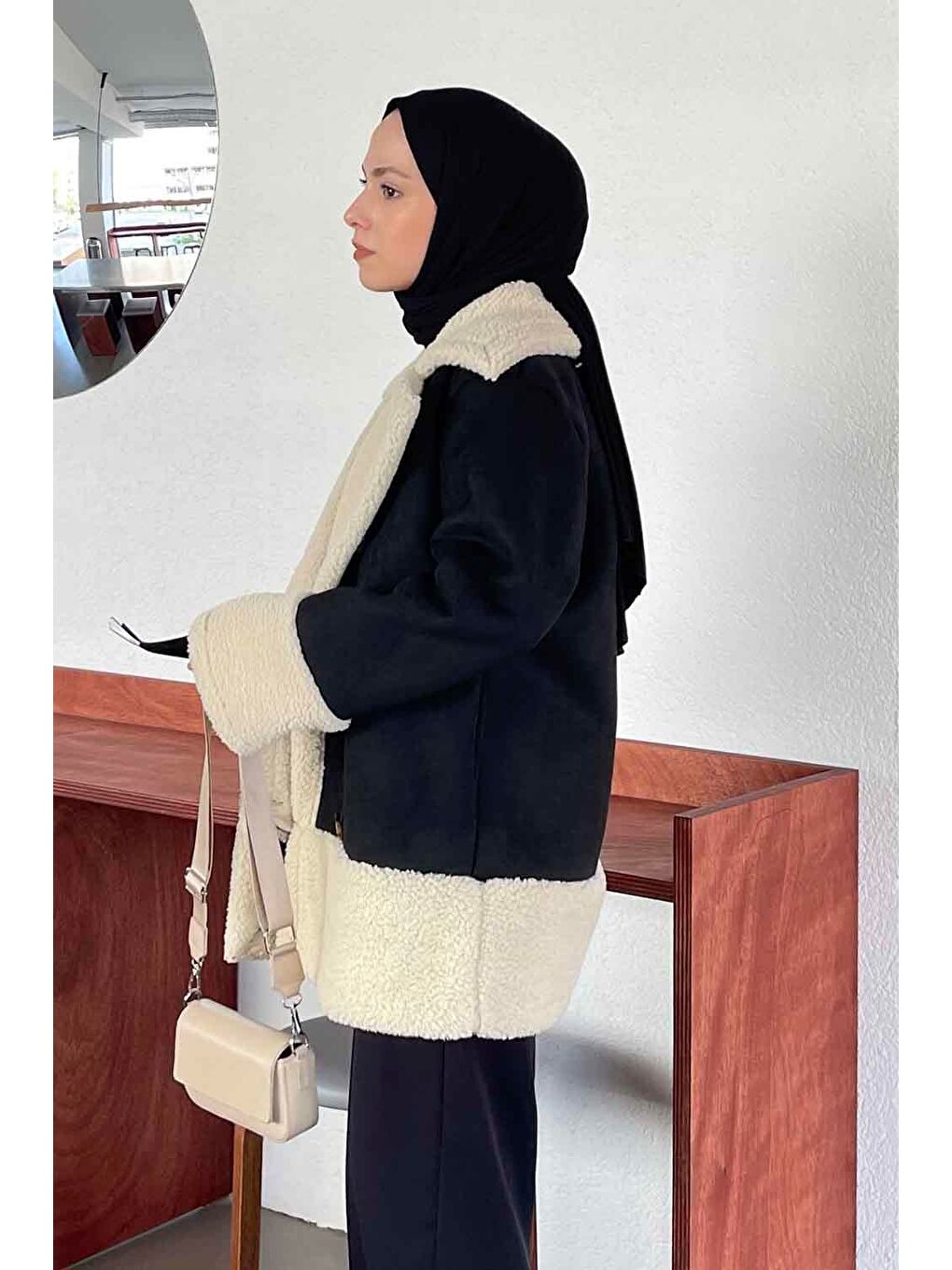 Önü Boydan Düğmeli Kürklü Mont Siyah-1