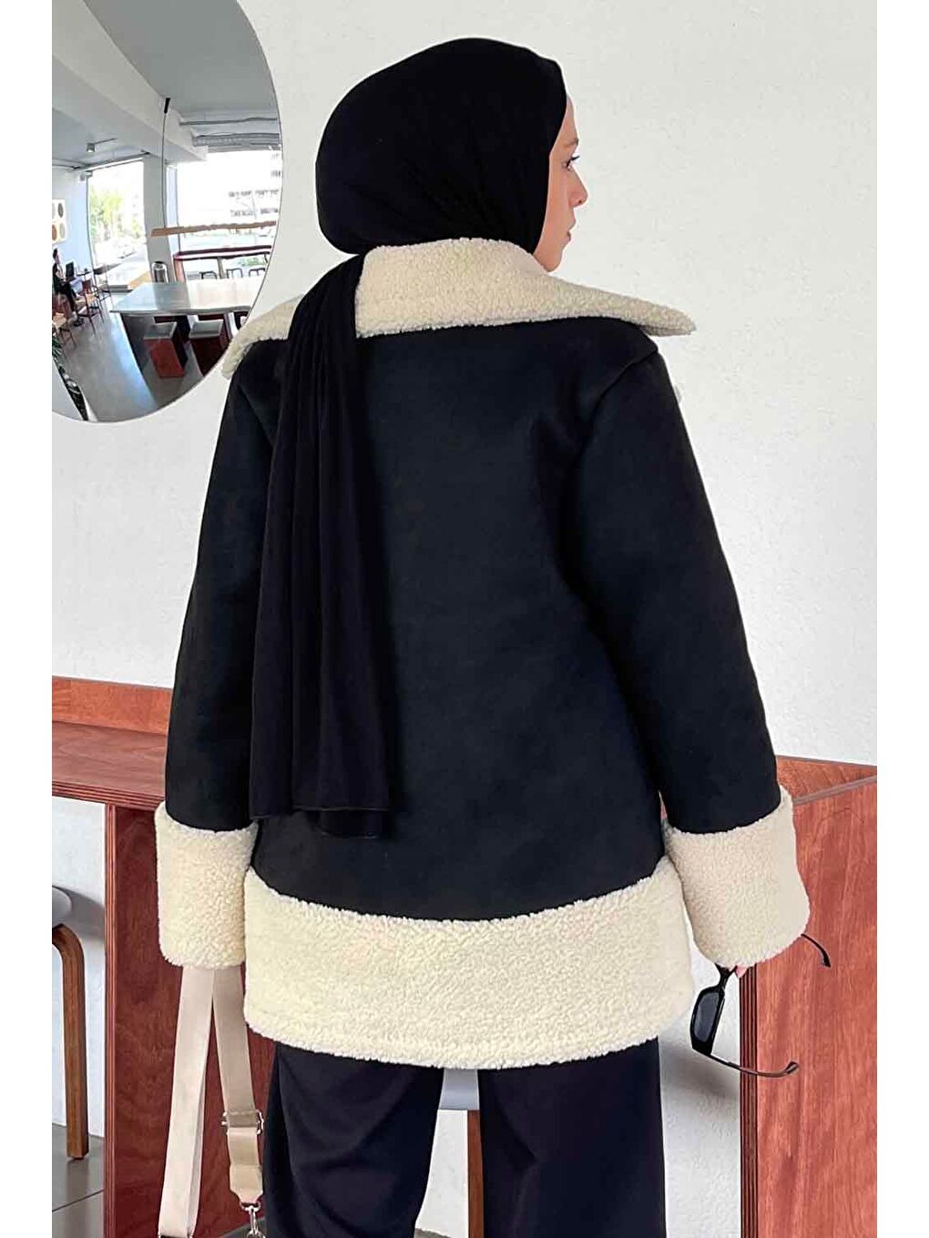 Önü Boydan Düğmeli Kürklü Mont Siyah-3