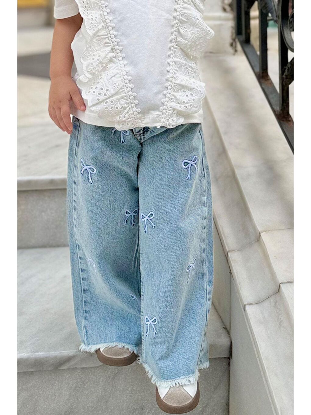 Kız Çocuk Jean Pantolon Fiyonk Nakışlı Paça Kısmı Püskül Detaylı Açık Mavi (3-7 Yaş)