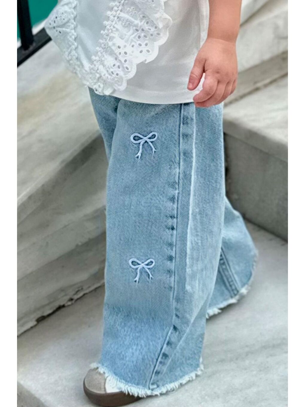 Kız Çocuk Jean Pantolon Fiyonk Nakışlı Paça Kısmı Püskül Detaylı Açık Mavi (3-7 Yaş)-1