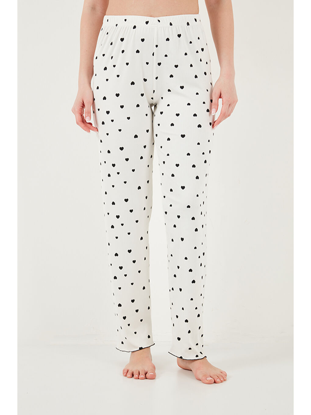 Beyaz Regular Fit Desenli V Yaka Kısa Kollu Pijama Takımı 65770836-5