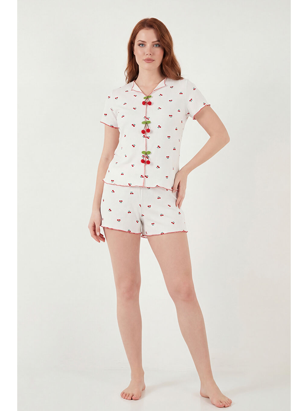 Beyaz Regular Fit Desenli V Yaka Şortlu Pijama Takımı 65770837-1