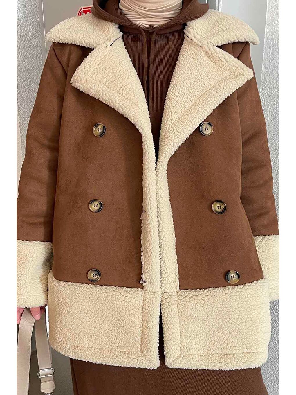 Önü Boydan Düğmeli Kürklü Mont Acı Kahverengi-2