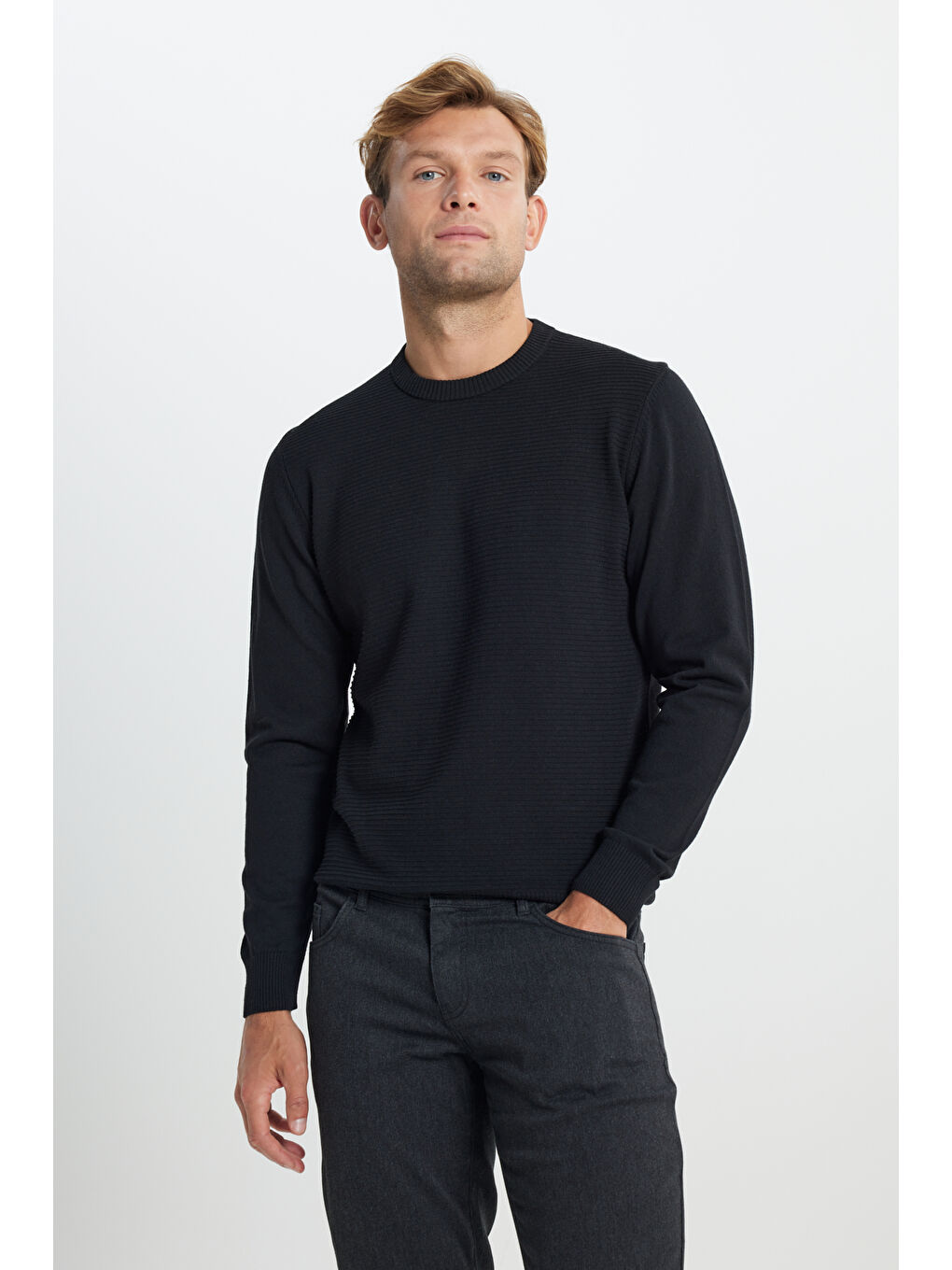 Erkek Siyah Pamuklu Standart Fit Normal Kesim Bisiklet Yaka Jakarlı Triko Kazak-2