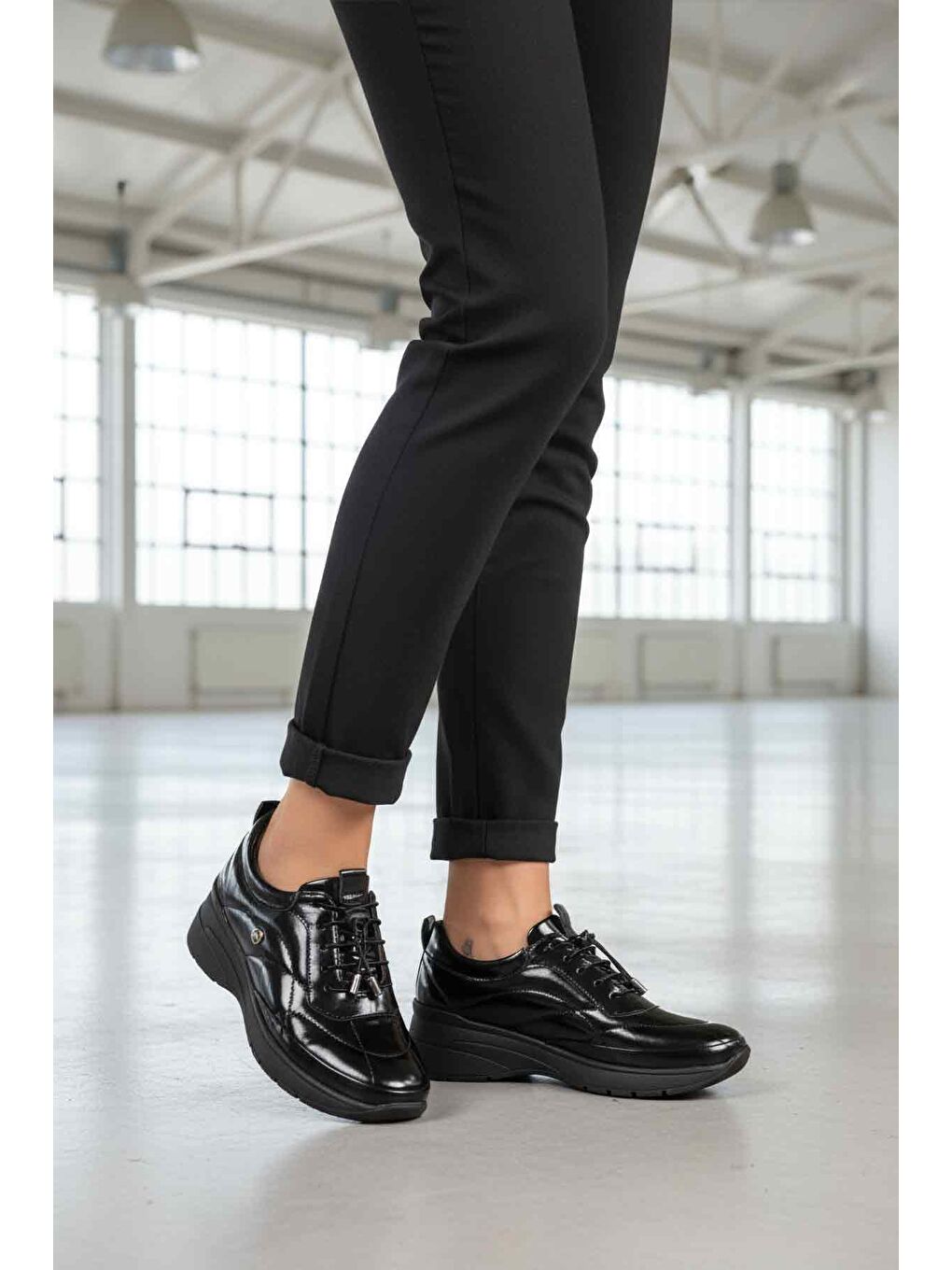 Siyah Rugan Hakiki Deri Anatomik Kadın Casual Ayakkabı 6115 Z-2