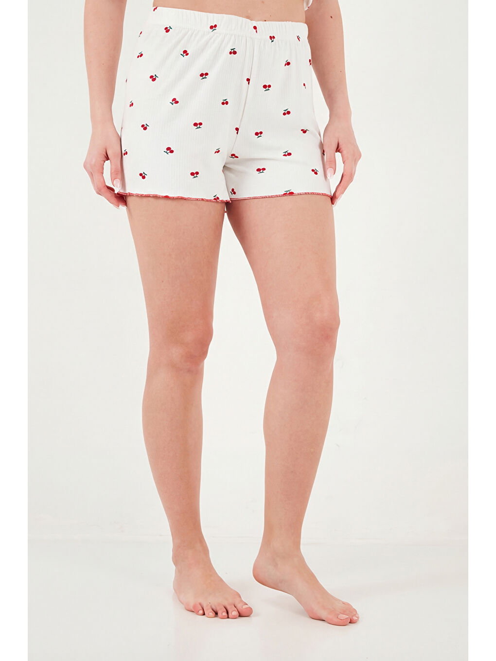 Beyaz Regular Fit Desenli V Yaka Şortlu Pijama Takımı 65770837-3