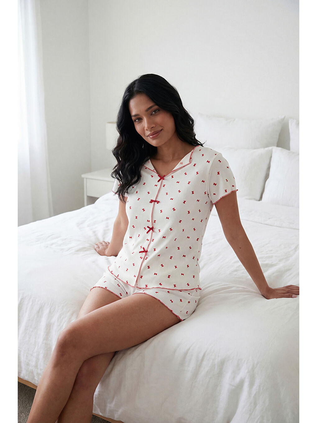 Beyaz Regular Fit Desenli V Yaka Şortlu Pijama Takımı 65770837-1