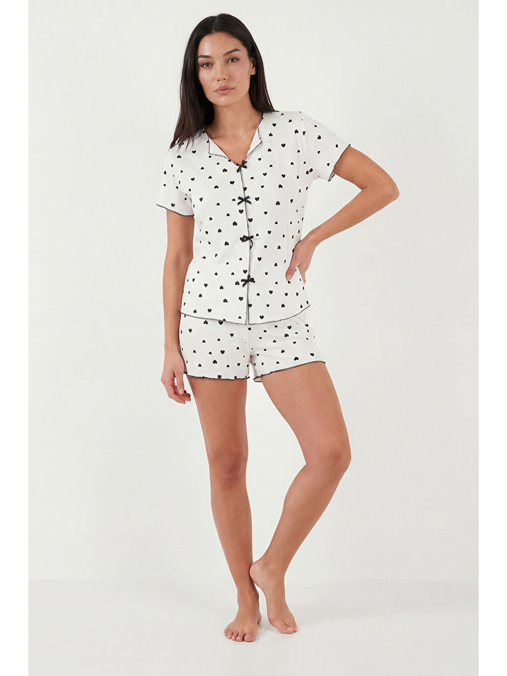 Siyah Regular Fit Desenli V Yaka Şortlu Pijama Takımı 65770837-1