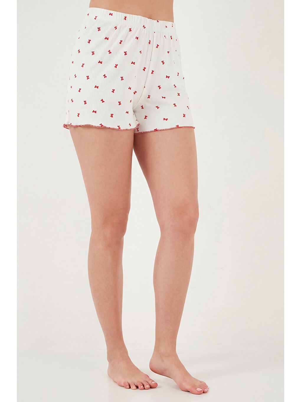 Beyaz Regular Fit Desenli V Yaka Şortlu Pijama Takımı 65770837-3