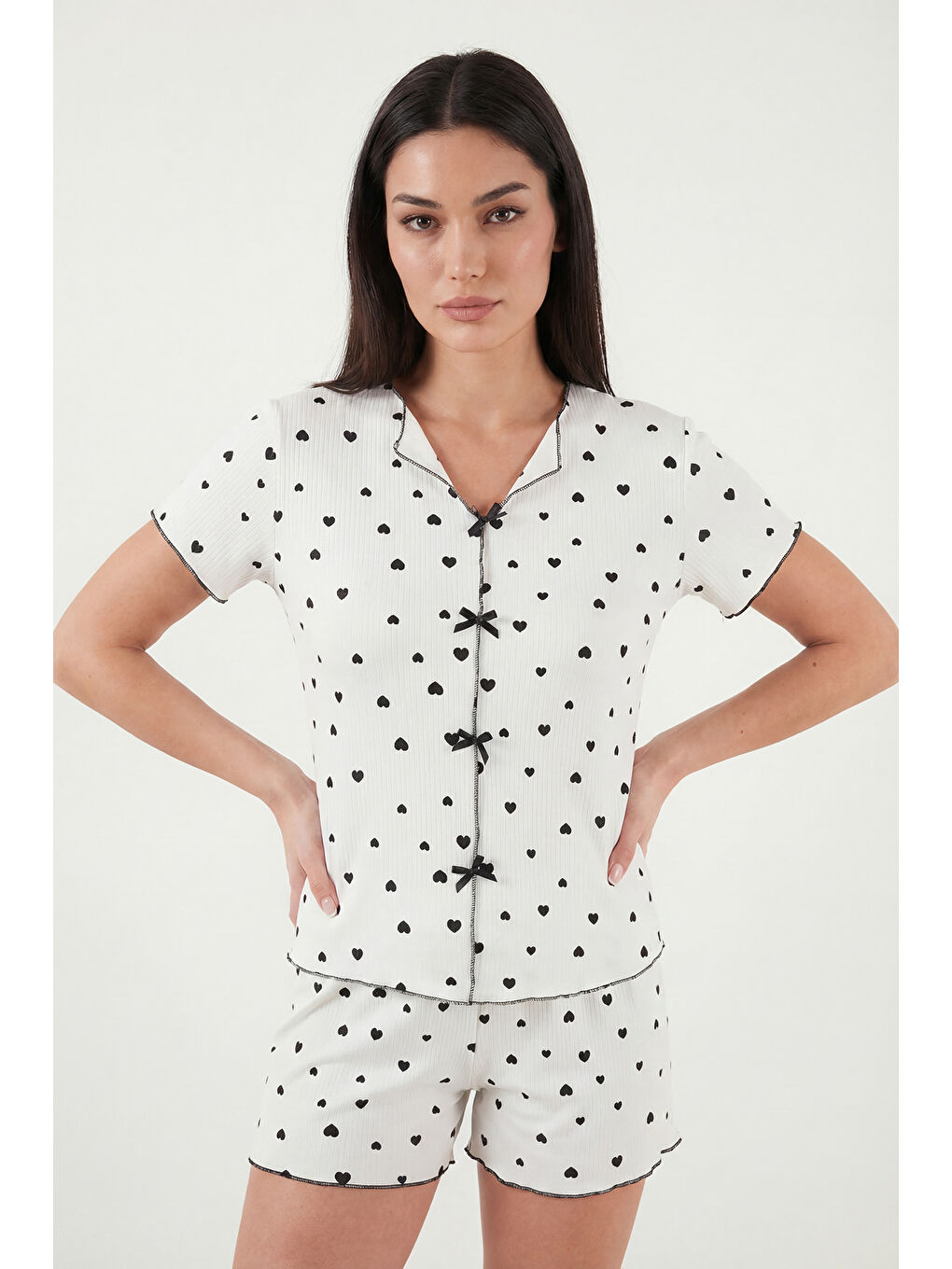 Siyah Regular Fit Desenli V Yaka Şortlu Pijama Takımı 65770837-5