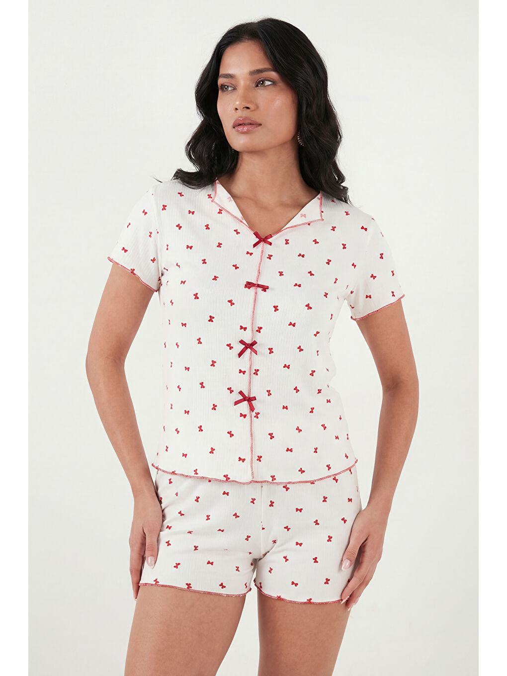 Beyaz Regular Fit Desenli V Yaka Şortlu Pijama Takımı 65770837-4