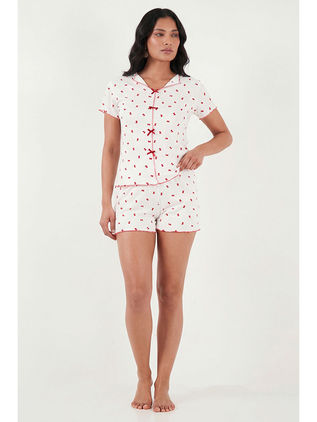 Beyaz Regular Fit Desenli V Yaka Şortlu Pijama Takımı 65770837-5