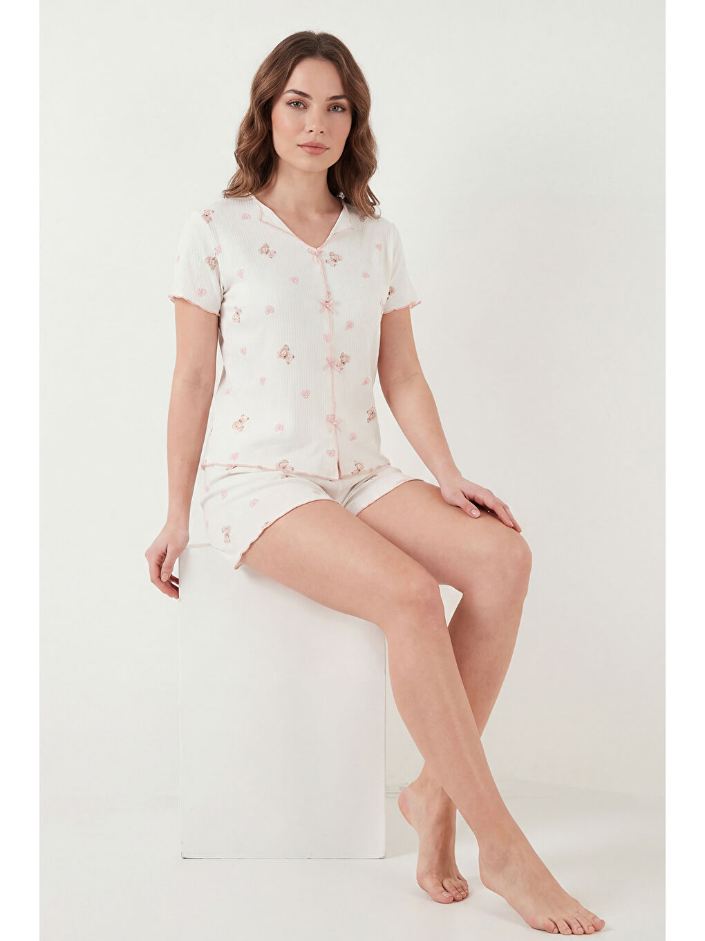 Beyaz Regular Fit Desenli V Yaka Şortlu Pijama Takımı 65770837-5