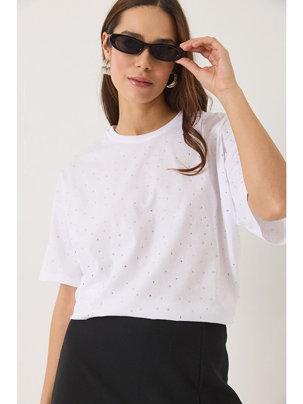 Beyaz Kadın Pul Detaylı Bisiklet Yaka Kısa Kollu T-Shirt-1