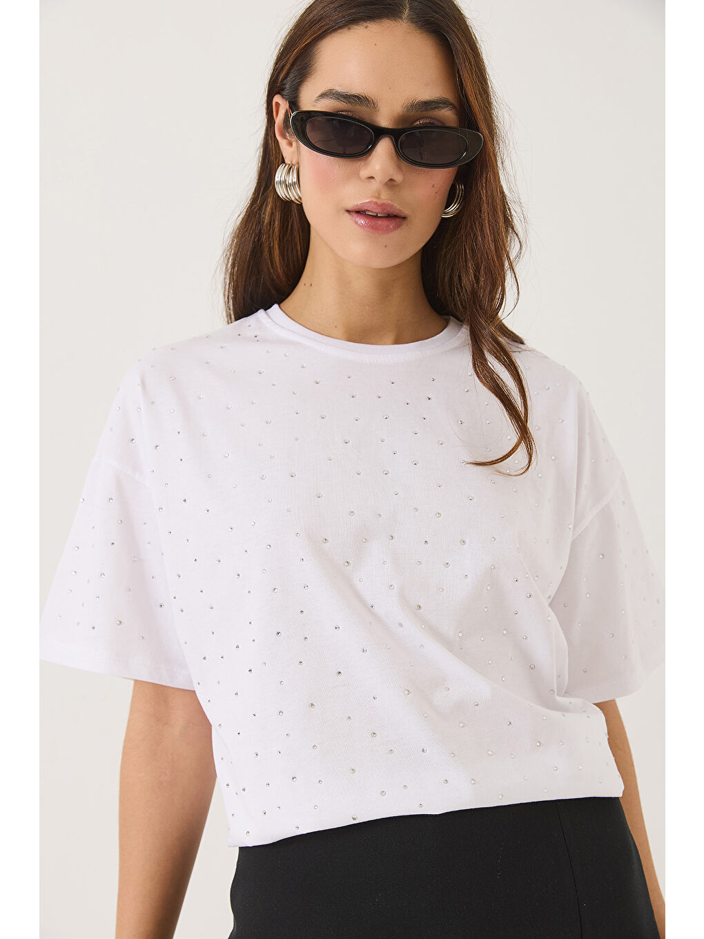 Beyaz Kadın Pul Detaylı Bisiklet Yaka Kısa Kollu T-Shirt-4