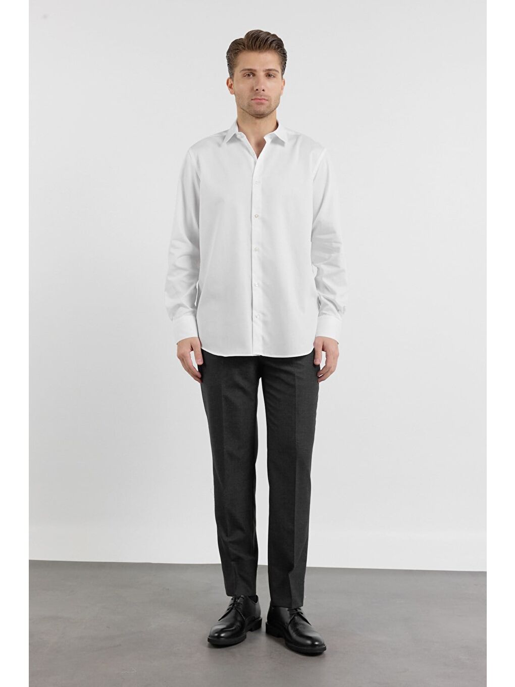 Beyaz Uzun Kol Sert Yaka Kendinden Desenli %100 Pamuk Comfort Fit Gömlek 1004255203-1