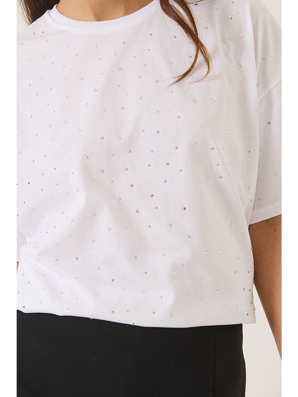 Beyaz Kadın Pul Detaylı Bisiklet Yaka Kısa Kollu T-Shirt-5