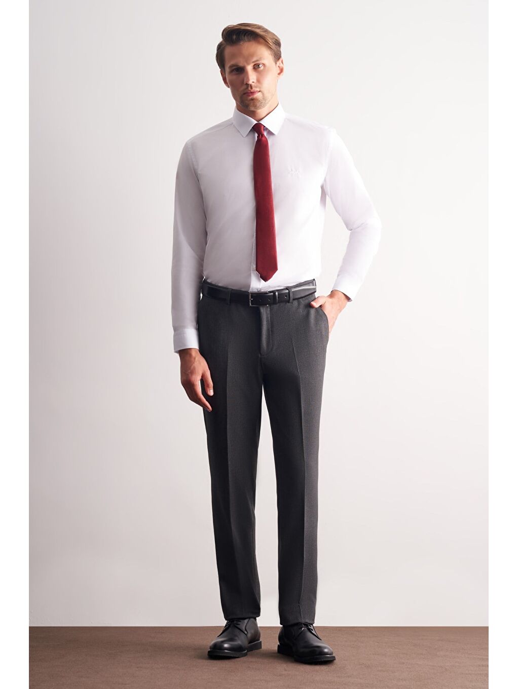 Beyaz Uzun Kol Sert Yaka Düz Pamuklu Slim Fit Gömlek 1004260057